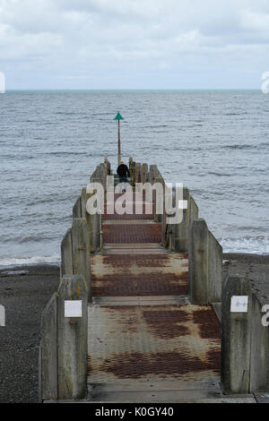Szenen von Aberystwyth an der Westküste von Wales. Wellenbrecher Stockfoto