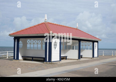 Szenen von Aberystwyth an der Westküste von Wales. Pavillon direkt am Meer Stockfoto