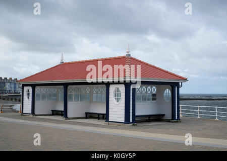 Szenen von Aberystwyth an der Westküste von Wales. Pavillon direkt am Meer Stockfoto