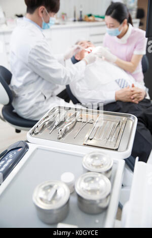 Zahnarzt und Dentalhygienikerin Heilung eines Patienten Stockfoto