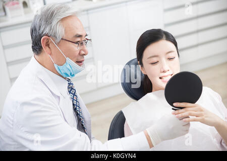 Portrait von männlichen und weiblichen Patienten Zahnarzt Stockfoto