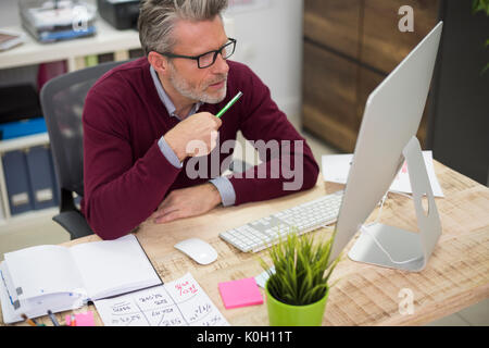 Im Mittelpunkt Mitarbeiter im Büro innen Stockfoto