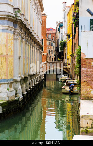 Venedig in Norditalien besteht aus 118 kleinen Inseln, die von Kanälen und Brücken getrennt werden. Dies ist nur eine jener Kanäle mit Wohnhäusern. Stockfoto