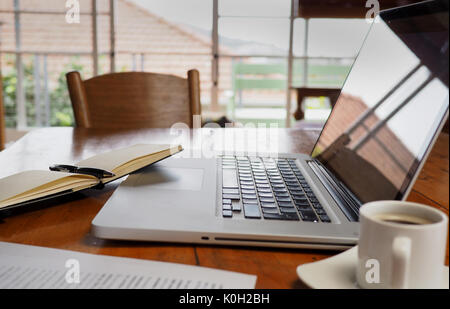 Laptop am Tisch im Home Office Stockfoto