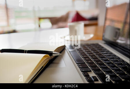 Notepad und Tastatur im Home Office, mit Kaffee Tasse Stockfoto