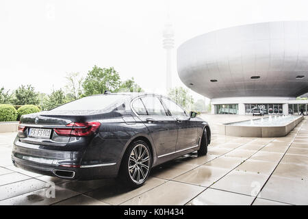 München, Deutschland - 24. Mai 2016. BMW Auto außerhalb der BMW Welt in München, Deutschland. Die BMW Welt wurde von dem österreichischen Architekten Coop Himmelb(l)au und zeigen die BMW Technologien, der Aufbau, die Gestaltung und die aktuellen BMW Modelle entworfen. Stockfoto