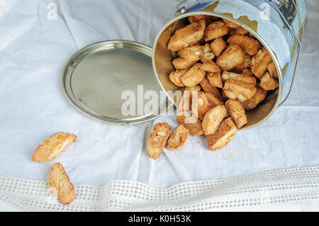 Original italienische Cookies - Cantuccini in Metall Glas auf helle Oberfläche Stockfoto