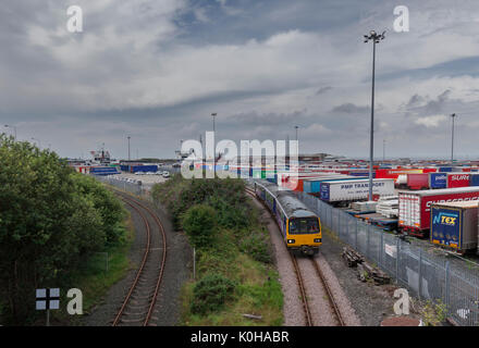 Die einmal tägliche Personenzug nach Heysham Hafen fährt, um den Port zu Leeds gebildet von einer nördlichen Rampe pacer Zug Stockfoto