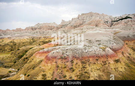 Die Wolken lassen die Sonne Licht Felsformationen in der South Dakota Badlands Stockfoto