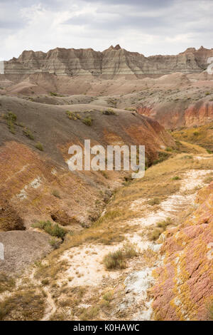 Die Wolken lassen die Sonne Licht Felsformationen in der South Dakota Badlands Stockfoto