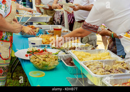 Ein Frühstücksbuffet an einem Feiertag auf der Straße essen Kulinarische am Markt verkauft. Stockfoto