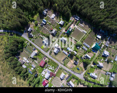 Russischer Sommer Dorf mit Holzhäusern. Draufsicht auf Dächern. Immergrüne Wälder und Sümpfe im Norden Karelien, Russland Stockfoto