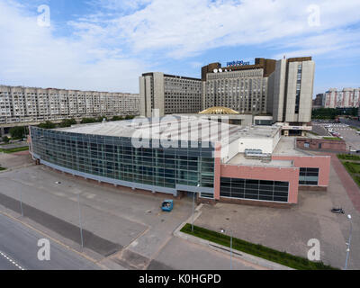 ST. PETERSBURG, Russland ca. Aug, 2017: Luftbild am Gebäude Park Inn Pribaltiyskaya Radisson Hotel & Conference Center. Vor der ist b Stockfoto