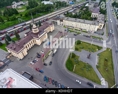 PETROZAVODSK, Karelien, Russland - CA. JUL, 2017: Bahnhof liegt im Stadtzentrum. Gebäude auf der Gagarin Square. Luftaufnahme. Petrosawodsk ist die Ca Stockfoto