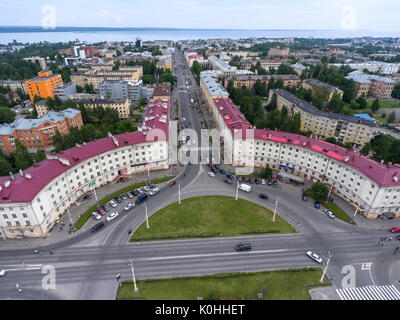 Petrosawodsk, Russland - CA. - Jun, 2017: Blick von oben auf das Lenin Avenue in Richtung des Onegasees. Luftaufnahme im Gagarin Square, Petrozavods Stockfoto