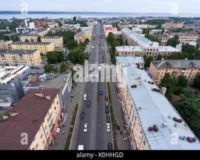 PETROZAVODSK, Karelien, Russland - CA. JUL, 2017: Das Lenin Avenue liegt im Zentrum. Die Vew in Richtung des Onego Sees. Luftaufnahme. Die Stadt ist die Hauptstadt der Kar Stockfoto