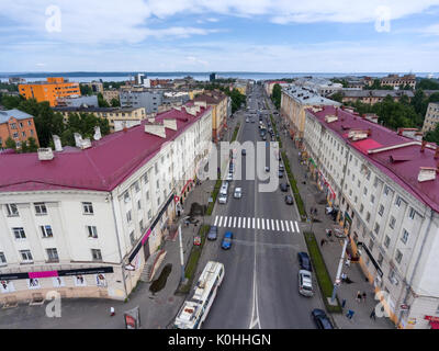 PETROZAVODSK, Karelien, Russland - CA. JUL, 2017: Das Lenin Avenue liegt im Zentrum. Alte Gebäude sind ab der Gagarin Square. Luftaufnahme. Stadt ist Stockfoto