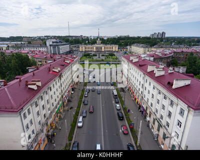 PETROSAWODSK, KARELIEN, RUSSLAND-CA. JUL, 2017: Blick von oben auf das Bahnhofsgebäude durch die Lenin-Allee über den Dächern vom Zentrum. Stadt ist die Ca Stockfoto