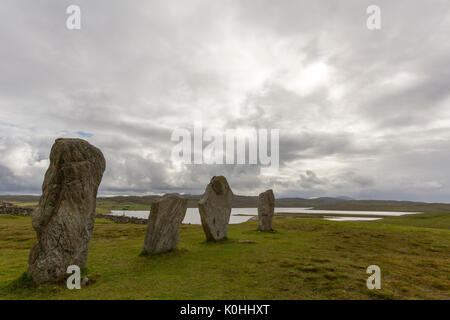 Callanish Standing Stones in einem bewölkten Tag,, Steine in einem kreuzförmigen Muster mit einem zentralen Steinkreis, Callanish, Schottland, Großbritannien Stockfoto