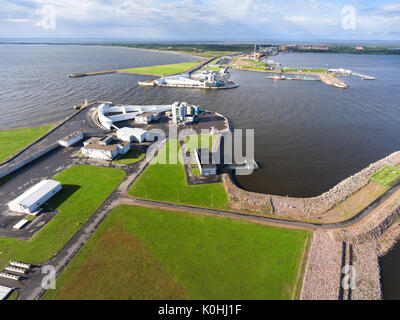 Die Navigation pass S1 von Sankt Petersburg Staudamm ist ein Sturmflutwehr im östlichen Teil des Finnischen Meerbusens, Russland. Luftaufnahme Stockfoto