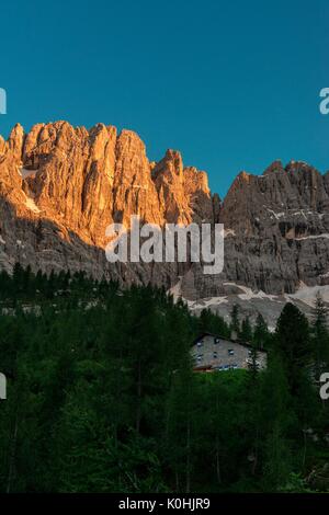 Sorapiss See, Dolomiten, Venetien, Italien. Sonnenuntergang in den Sorapiss Gruppe. Hinter der Schutzhütte Vandelli nehmen Sie die letzten Sonnenstrahlen auf die Tre Sorelle (drei sist Stockfoto