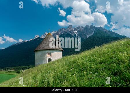 Toblach, Dolomiten, Südtirol, Italien. Die Kapelle von Lerschach. Im Hintergrund der Gipfel des Haunold/Croda dei Baranci Stockfoto