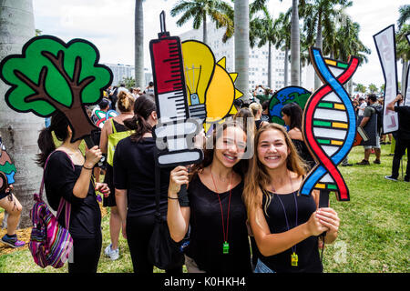 Miami Florida, Museumspark, Marsch für Wissenschaft, Protest, Kundgebung, Schild, Poster, Protestler, Teenager Teenager Teenager Mädchen Mädchen, weiblich Kind Kinder Kind childre Stockfoto