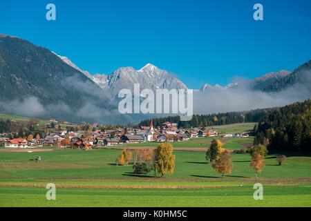 Rasen, Südtirol, Italien. Herbst im Dorf Rasen/Rasen im Tal von Antholz / Antholzertal Stockfoto