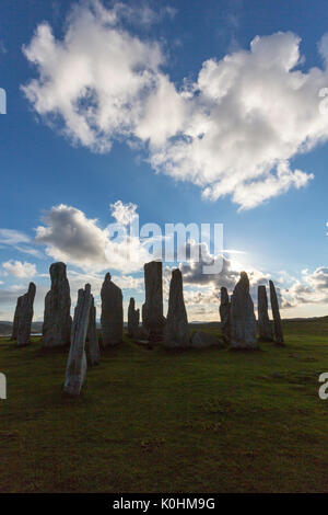 Sun durch die Steine, Callanish Standing Stones, Steine in einem kreuzförmigen Muster mit einem zentralen Steinkreis, Callanish, Schottland, Großbritannien Stockfoto
