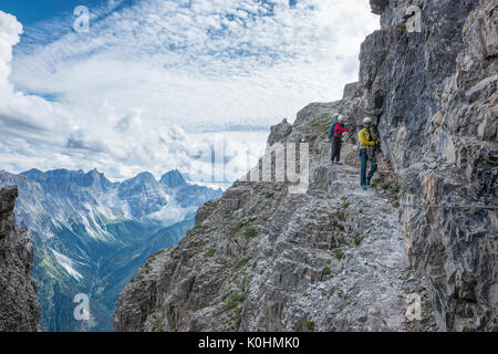 Stubaier Alpen, Tirol, Österreich. Bergsteiger auf den Klettersteig von der Ilmspitze. Stockfoto