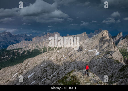 Nuvolau, Dolomiten, Venetien, Italien. Die Dolomiten nach dem Sturm. Von links Sorapiss, Antelao, Croda da Lago, Lastoi de Formin und Ra Gusela Stockfoto