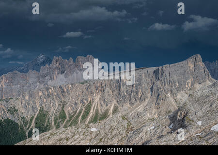 Nuvolau, Dolomiten, Venetien, Italien. Die Dolomiten nach dem Sturm. Von links Antelao, Croda da Lago und Lastoi de Formin Stockfoto