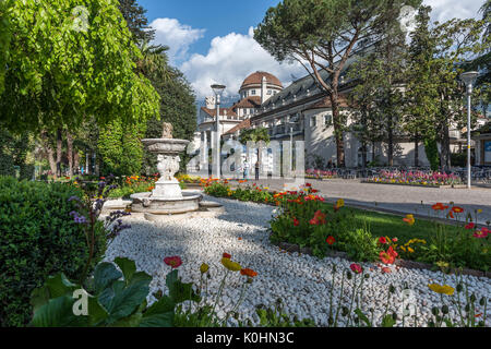 Meran, Südtirol, Italien. Das Kurhaus in Meran mit der Promenade entlang des Flusses Passeier/Passer Stockfoto