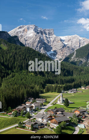 Prags/Braies, Dolomiten, Südtirol, Italien. Das Dorf St. Veit/San Vito. Im Hintergrund der Seekofel/Croda del Becco Stockfoto