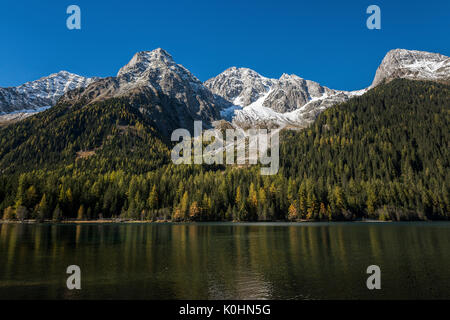 Antholz, Antholz, Südtirol, Italien. Herbst am Antholzer See/Antholzer sehen. Im Hintergrund die Collalto/Hochgall Stockfoto