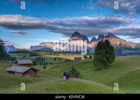 Seiser Alm, Dolomiten, Südtirol, Italien. Bergsteiger auf der Seiser Alm bewundern Sie die alpenglühen. Im Hintergrund der Sella, Sassolun Stockfoto