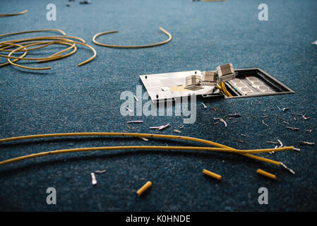 Steckdosen und Anschlüsse für Netzwerk stecker rj45, Installation, Büro Stockfoto