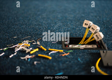 Steckdosen und Anschlüsse für Netzwerk stecker rj45, Installation, Büro Stockfoto