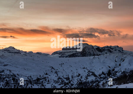 Passo Giau, Dolomiten, Venetien, Italien. Sonnenuntergang in den Dolomiten mit den Gipfeln des Sella Stockfoto