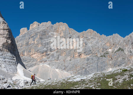 Sorapiss, Dolomiten, Venetien, Italien. Auf dem Weg in den Sorapiss Berg Gruppe mit dem Gipfel der Punta Nera Stockfoto