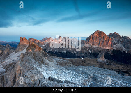 Ra Gusela, Dolomiten, Venetien, Italien. Alpenglühen auf dem Gipfel der Averau, Nuvolau und Tofana. Stockfoto