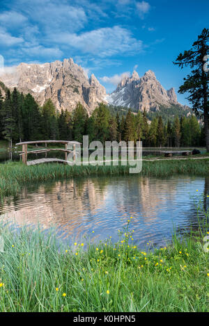 Misurina, Dolomiten, Venetien, Italien. Die Klippen von Cadini Gruppe werden im Lago d'Antorno wider Stockfoto