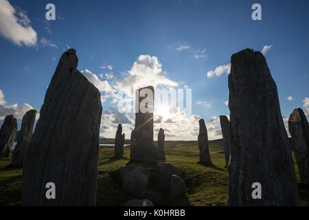Sun durch die Steine, Callanish Standing Stones, Steine in einem kreuzförmigen Muster mit einem zentralen Steinkreis, Callanish, Schottland, Großbritannien Stockfoto