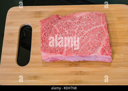 Raw Wagyu Beef sitzen auf Schneidebrett, Foto zu Hause Küche nahm Stockfoto