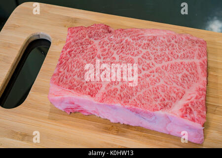 Raw Wagyu Beef sitzen auf Schneidebrett, Foto zu Hause Küche nahm Stockfoto