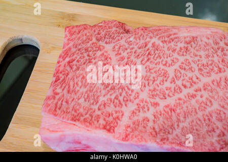 Raw Wagyu Beef sitzen auf Schneidebrett, Foto zu Hause Küche nahm Stockfoto