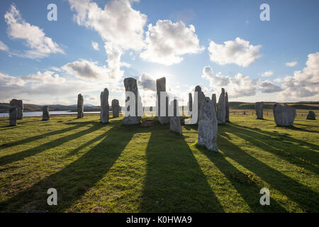 Sun durch die Steine, Callanish Standing Stones, Steine in einem kreuzförmigen Muster mit einem zentralen Steinkreis, Callanish, Schottland, Großbritannien Stockfoto