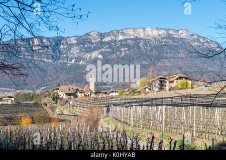 Caldaro/Kaltern, Provinz Bozen, Südtirol, Italien. Das kleine Dorf Monticolo/Montiggl Stockfoto