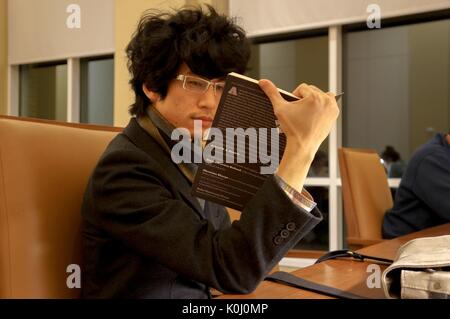 Ein Student liest im Lesesaal der Brody Learning Commons, einem Studienraum und einer Bibliothek auf dem Homewood Campus der Johns Hopkins University in Baltimore, Maryland, 2015. Mit Freundlicher Genehmigung Von Eric Chen. Stockfoto