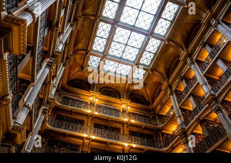 Niedrige Kamera Angle Shot der George Peabody Library, 2016. Mit freundlicher Genehmigung von Eric Chen. Stockfoto